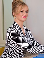 MILF In Stockings Erotic Pictures